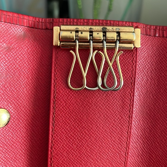 Louis Vuitton Epi Red 4 keychain. Date Code CA1917 - Picture 11 of 13